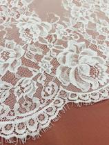 Renda chantilly na cor off com 1.40 de largura