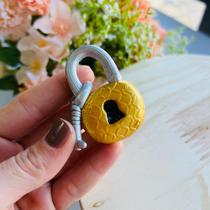 Representante de Segredo - Cadeado em Biscuit - Bonecos Para Constelação Familiar Representante de Segredo - Cadeado em Biscuit - Bonecos Para Constelação Familiar