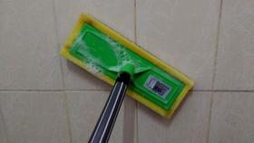 Rodo limpa lava pisos e azulejos com cabo de madeira com esponja amarela e verde