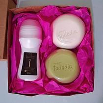 Roll on Avon + 2 Sabonete sortidos Natura Caixa Presente