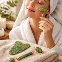 Rolo Pedra Massagem Facial Jade Com Placa Guasha Cor Verde Rolo Pedra Massagem Facial Jade Com Placa Guasha Cor Verde