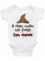 Roupa Body Bebê Infantil - O chapéu Escolheu Esta Família Estou Chegando Roupa Body Bebê Infantil - O chapéu Escolheu Esta Família Estou Chegando