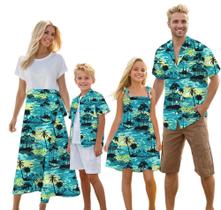 Roupas havaianas combinando: pai cromoncente, filho, mãe e filha Roupas havaianas combinando: pai cromoncente, filho, mãe e filha