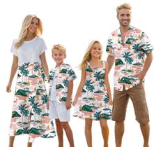 Roupas havaianas combinando: pai cromoncente, filho, mãe e filha Roupas havaianas combinando: pai cromoncente, filho, mãe e filha