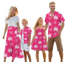 Roupas havaianas combinando: pai cromoncente, filho, mãe e filha Roupas havaianas combinando: pai cromoncente, filho, mãe e filha