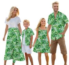 Roupas havaianas combinando: pai cromoncente, filho, mãe e filha Roupas havaianas combinando: pai cromoncente, filho, mãe e filha