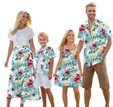 Roupas havaianas combinando: pai cromoncente, filho, mãe e filha Roupas havaianas combinando: pai cromoncente, filho, mãe e filha