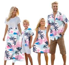 Roupas havaianas combinando: pai cromoncente, filho, mãe e filha Roupas havaianas combinando: pai cromoncente, filho, mãe e filha