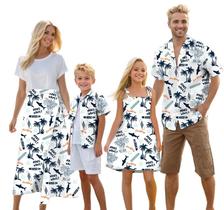 Roupas havaianas combinando: pai cromoncente, filho, mãe e filha Roupas havaianas combinando: pai cromoncente, filho, mãe e filha