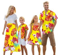 Roupas havaianas combinando: pai cromoncente, filho, mãe e filha Roupas havaianas combinando: pai cromoncente, filho, mãe e filha