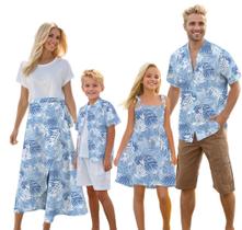 Roupas havaianas combinando: pai e filho cromoncentes, mãe e filha Roupas havaianas combinando: pai e filho cromoncentes, mãe e filha