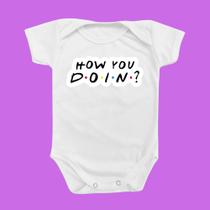 Roupinha Body de Bebê How You Doin Friends Temático Presente Menina Menino Monibeni Roupinha Body de Bebê How You Doin Friends Temático Presente Menina Menino Monibeni