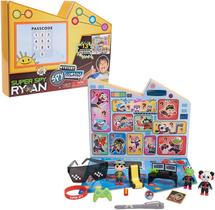 Ryan's World Super Spy Ryan Golden Console, 13 surpresas dentro, Amazon Exclusive, por Just Play