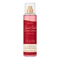 Sabrina Carpenter Sweet Tooth Cherry Baby - Body Mist 236ml Sabrina Carpenter Sweet Tooth Cherry Baby - Body Mist 236ml