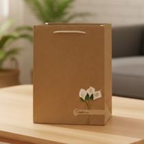 Sacola de Presente Marrom Grande com Flor e Frase 32 X 26cm Papel Cartão