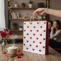 Sacola Papel Kraft Para Presente De Dia Dos Namorados Embalagem Cor Branco Com Coração Vermelho Em Alto Relevo Tamanho G Bolsa Ecológica Alça Torcida Sacola Papel Kraft Para Presente De Dia Dos Namorados Embalagem Cor Branco Com Coração Vermelho Em Alto Relevo Tamanho G Bolsa Ecológica Alça Torcida