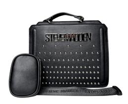 Sacola Steve Madden Bevelyn conversível preta com tachas Sacola Steve Madden Bevelyn conversível preta com tachas