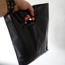 Sacolas Plásticas Alta Densidade 30x40 - Para lojas - Alça boca de Palhaço Pacotes com 100 sacolas pretas. Sacolas Plásticas Alta Densidade 30x40 - Para lojas - Alça boca de Palhaço Pacotes com 100 sacolas pretas.