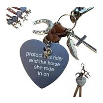 Saddle Charm protege este cavaleiro e o cavalo em que ela montou