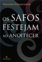 Safos festejam ao anoitecer, os