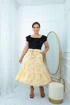 Saia 3 Marias, Midi, Godê, Crepe Plano, Creme, Bolsos, Cinto Fixo, Forro, Enncante BM1169C