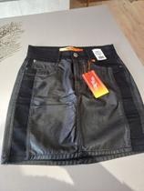 Saia de material sintético com sarja preta