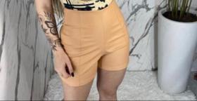 Saia e short material sintético bem vestida