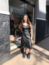 Saia midi evasê material sintético