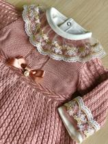 Saída de maternidade de menina vestido canelado em tricot 4 peças Saída de maternidade de menina vestido canelado em tricot 4 peças