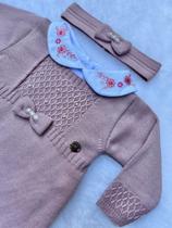 Saída de maternidade Maite macacão em tricot + body com gola bordada + faixa de cabelo