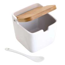 Saleiro de mesa de ceramica com tampa de bambu e colher bianco 10cm x 10,5cm x 10cm Saleiro de mesa de ceramica com tampa de bambu e colher bianco 10cm x 10,5cm x 10cm