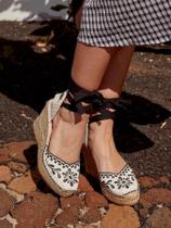 Sandália Anabela Alta Romero Tecido Bordado Preto Sandália Anabela Alta Romero Tecido Bordado Preto