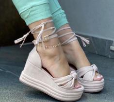 Sandália anabela com amarração na perna