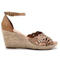 Sandália Anabela em Couro Feminino Fivela Detalhes Desenho Laser Elegante Confortável Sandália Anabela em Couro Feminino Fivela Detalhes Desenho Laser Elegante Confortável