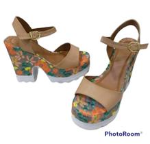 Sandália Anabela Tratorada Linha Confort Floral