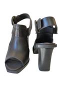 Sandalia ankle couro salto 8cm bloco