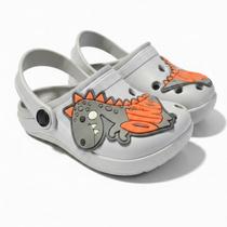 Sandália Babuche Infantil Menino com estampa de Dinossauro, leve e Macio Ideal para o seu pequeno. Sandália Babuche Infantil Menino com estampa de Dinossauro, leve e Macio Ideal para o seu pequeno.