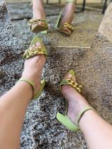 Sandália Blanca verde corrente dourada