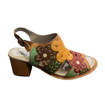 Sandália Couro Caramelo Lolly Salto Grosso com Fivela J.Gean Sandália Couro Caramelo Lolly Salto Grosso com Fivela J.Gean