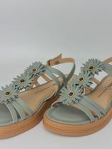 Sandália Dakota Flat com Flores Aplicadas e Solado Confortável Sandália Dakota Flat com Flores Aplicadas e Solado Confortável