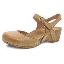 Sandália Dansko Tiffani em Couro Tan com Palmilha Acolchoada e Suporte Sandália Dansko Tiffani em Couro Tan com Palmilha Acolchoada e Suporte