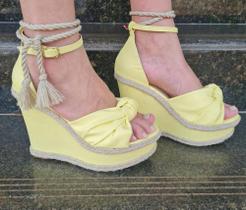 Sandália de salto Anabela/meia pata na cor amarelo com detalhes em corda