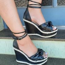 Sandália de salto Anabela/meia pata na cor preta com detalhes em corda