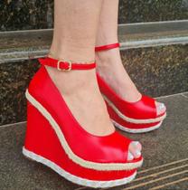 Sandália de salto Anabela/meia pata na cor vermelho fechada com detalhes em corda