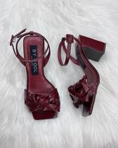 Sandália em Couro Salto Bloco com Detalhe de Laço - By Cool (Parô) - Vinho Verniz Sandália em Couro Salto Bloco com Detalhe de Laço - By Cool (Parô) - Vinho Verniz