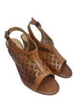 Sandália Feminina Em Couro Cor Marrom Salto Grosso Médio.