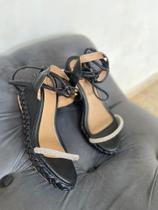 Sandália feminina em plataforma com strass e amarração
