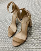 Sandália feminina Gisele Salto grosso Nude Verniz Rafaela Salomão Sandália feminina Gisele Salto grosso Nude Verniz Rafaela Salomão