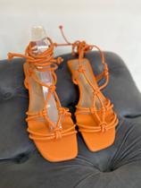 Sandália feminina rasteira com amarração