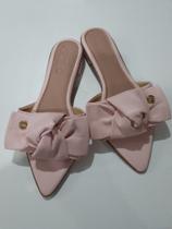 Sandália feminina rasteira com laço rosa, Parede da Moda Sandália feminina rasteira com laço rosa, Parede da Moda